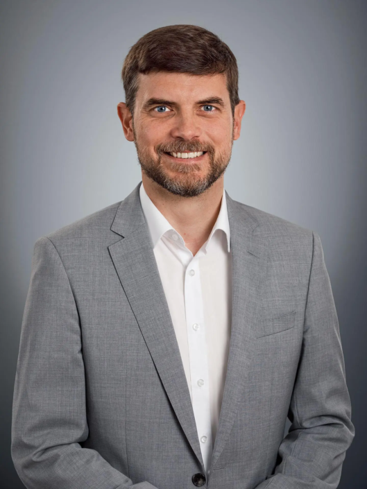 Bewerbungsfoto 2026 Business Mann im Anzug vor neutralem Hintergrund