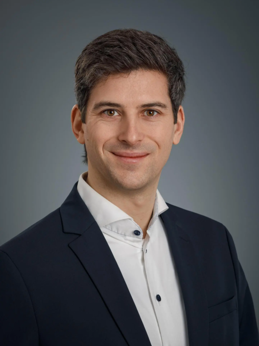 Bewerbungsfoto 2026 Portrait Mann in Anzug mit neutralem Hintergrund