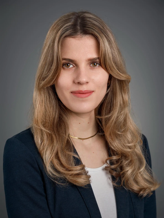 Bewerbungsfoto 2026 Professionell Professionelles Porträt mit langen Haaren.