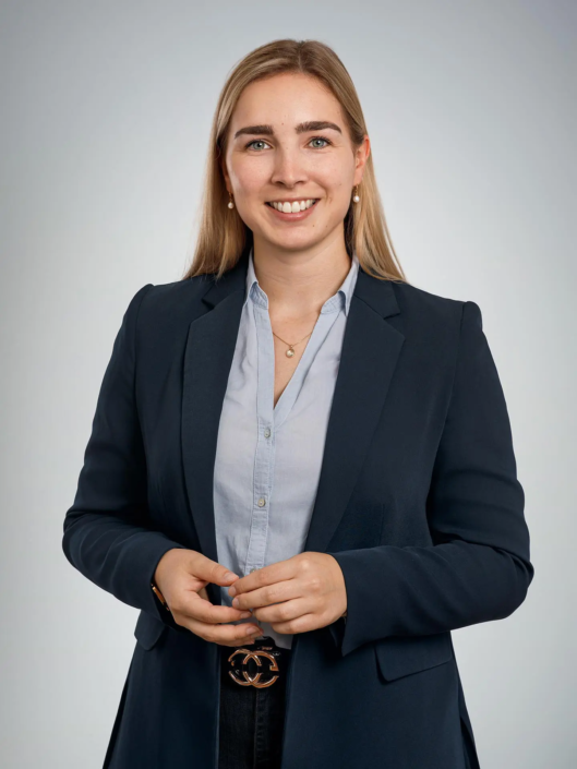 Bewerbungsfoto 2026 Profilfoto Frau in formeller Kleidung, professionell.