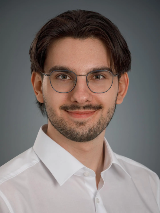 Bewerbungsfoto 2026 mit Hemd Mann mit weißem Hemd, neutraler Hintergrund.