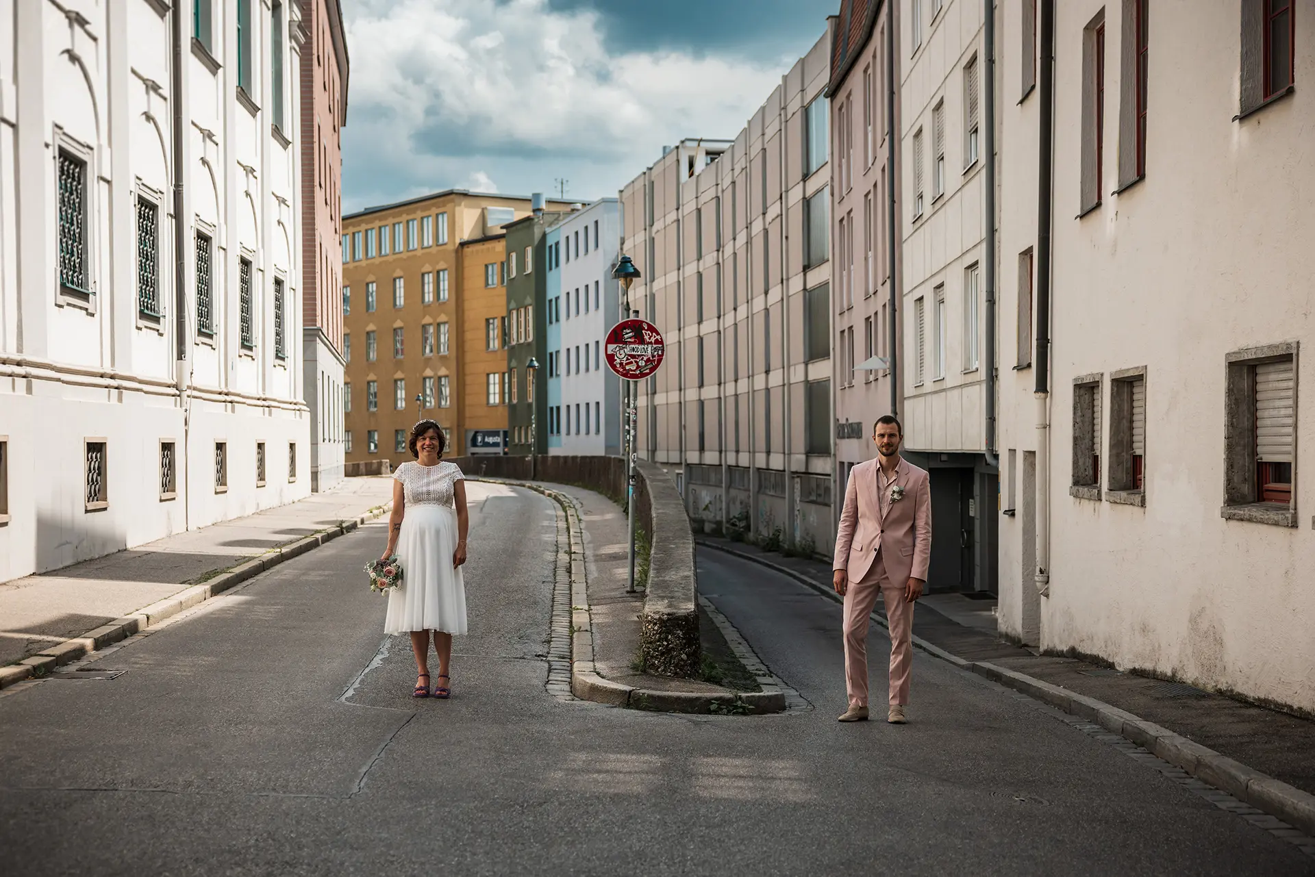 Hochzeitspaar auf leerer Straße