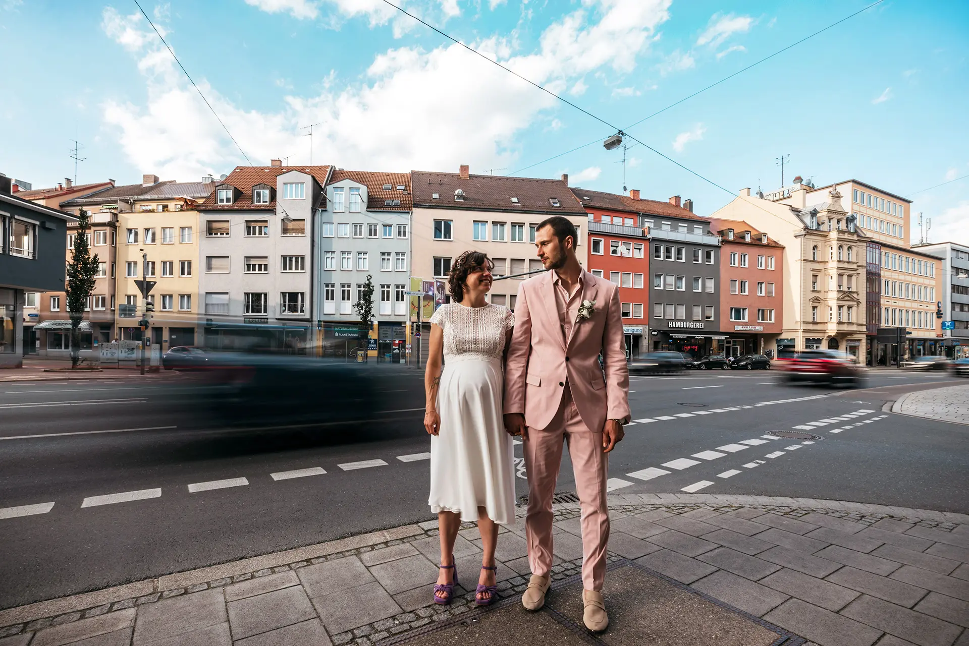 Hochzeitspaar auf der Straße.