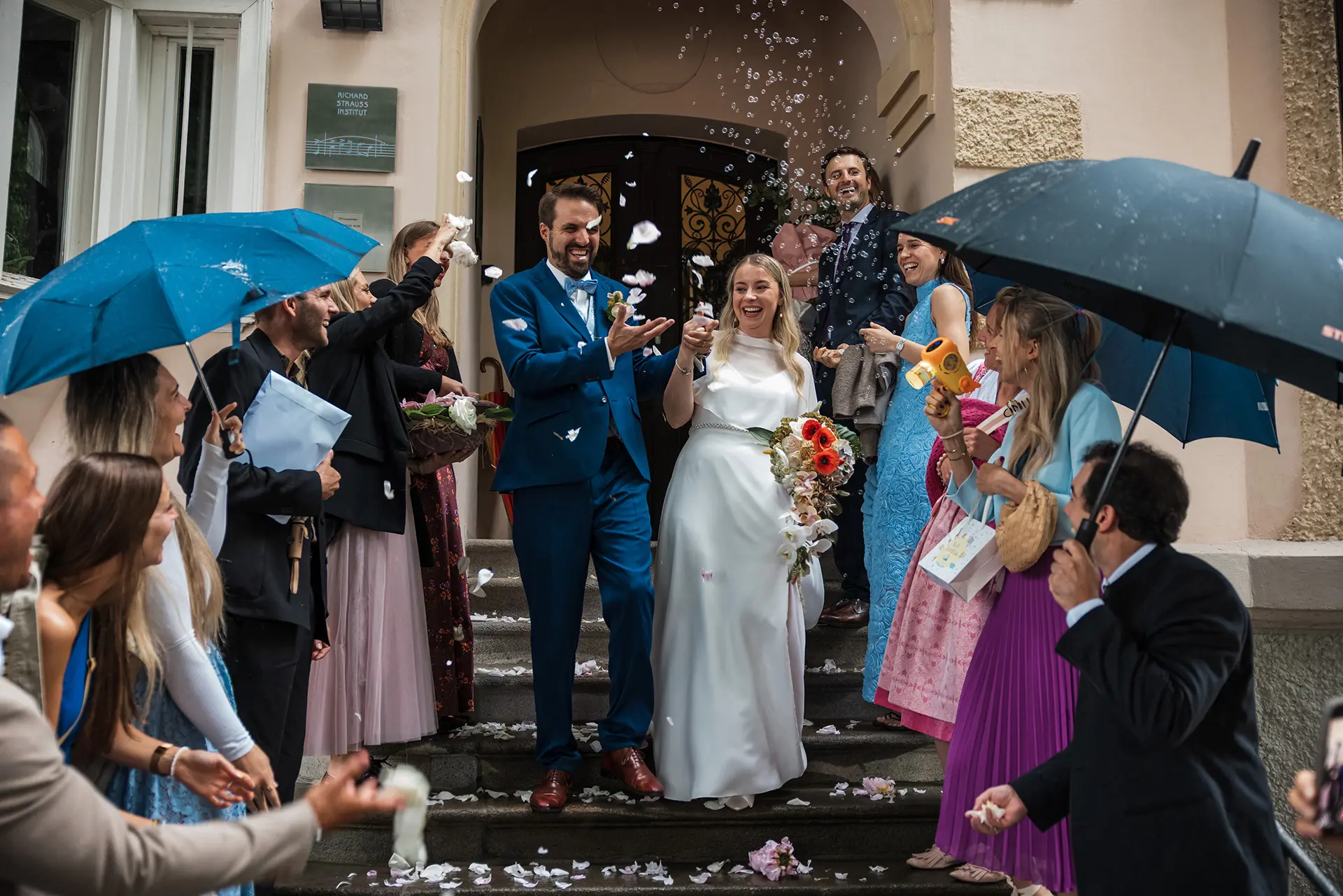 Brautpaar verlässt die Zeremonie.