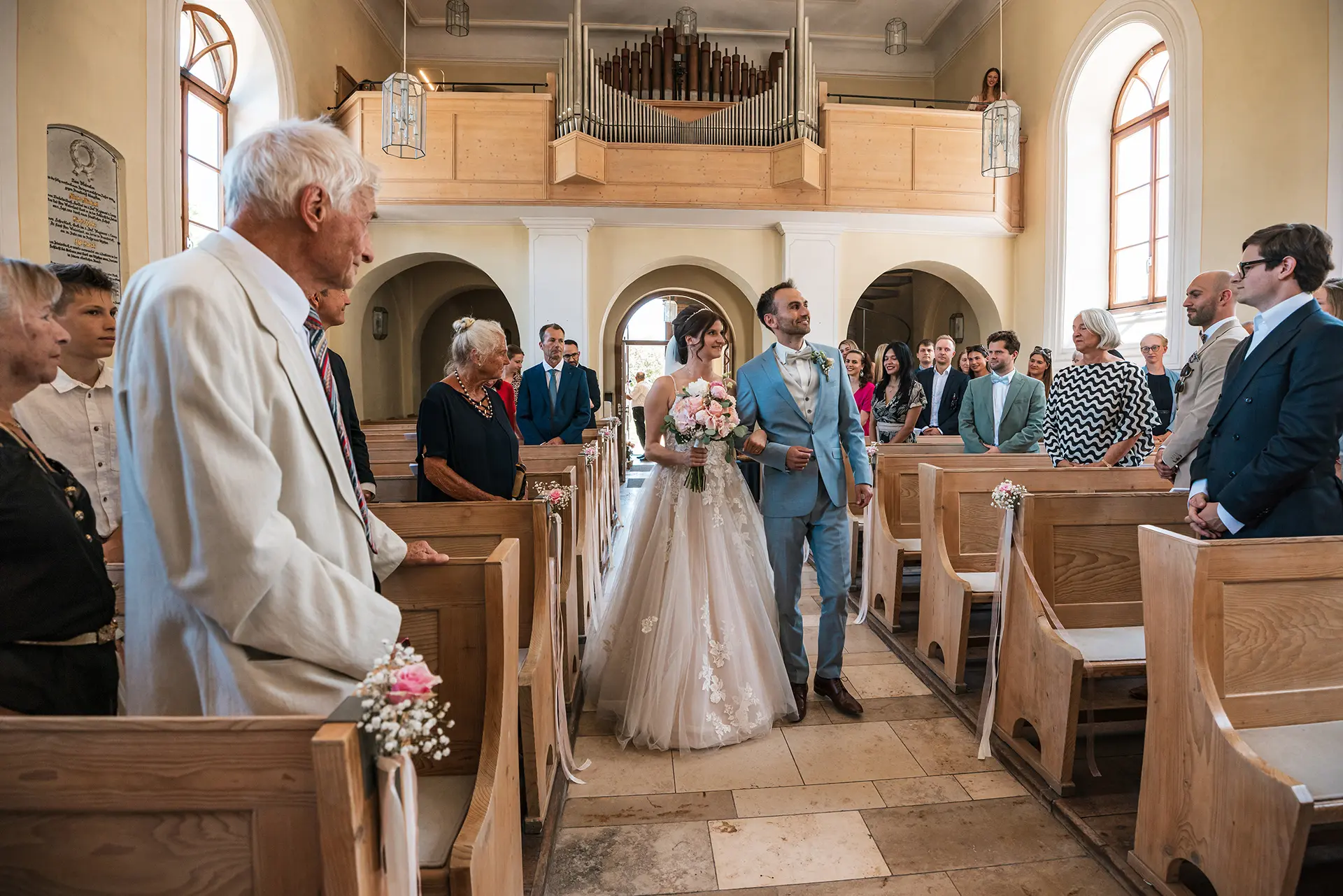 Brautpaar beim Einzug in die Kirche