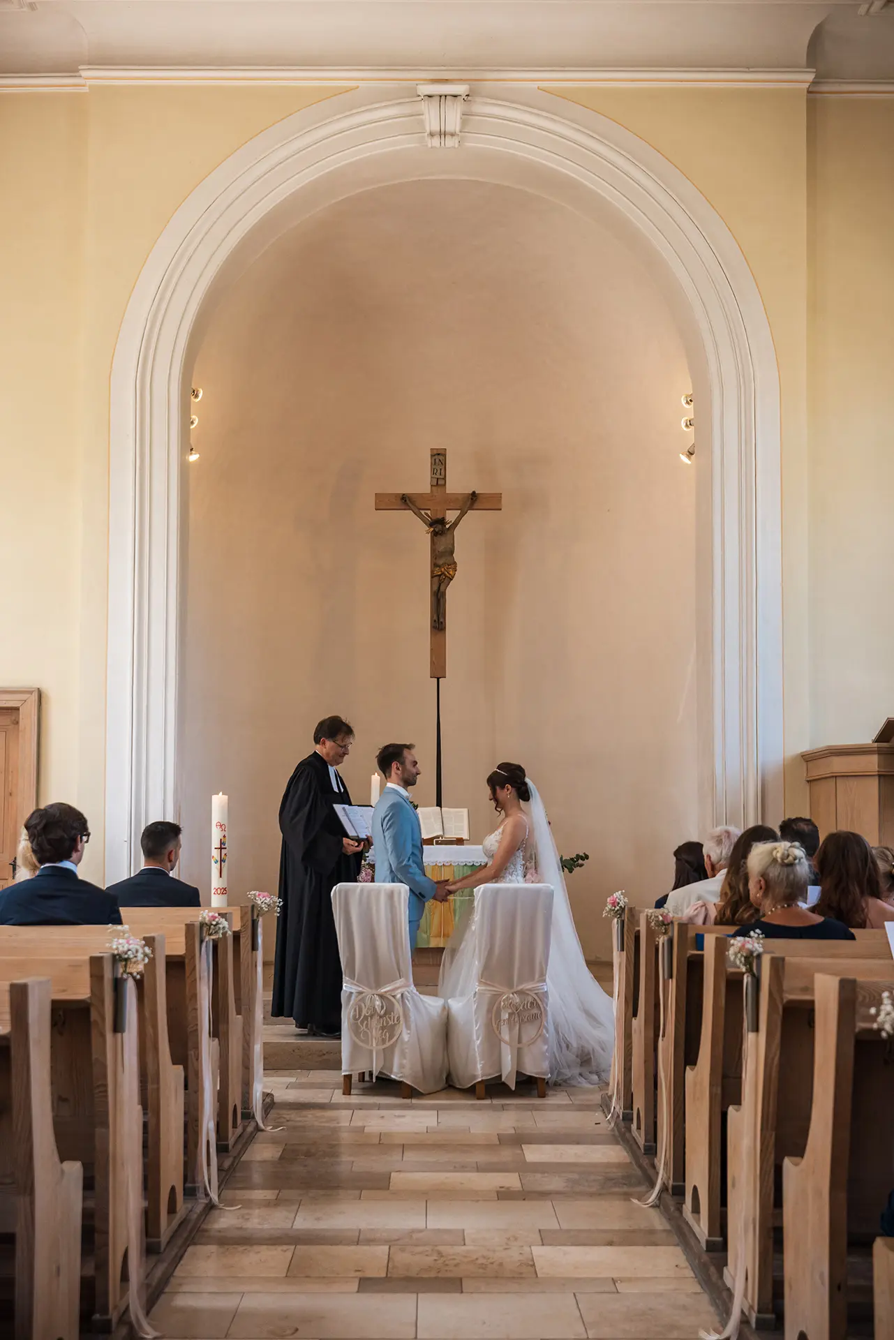 Hochzeit in einer Kirche, feierlich.