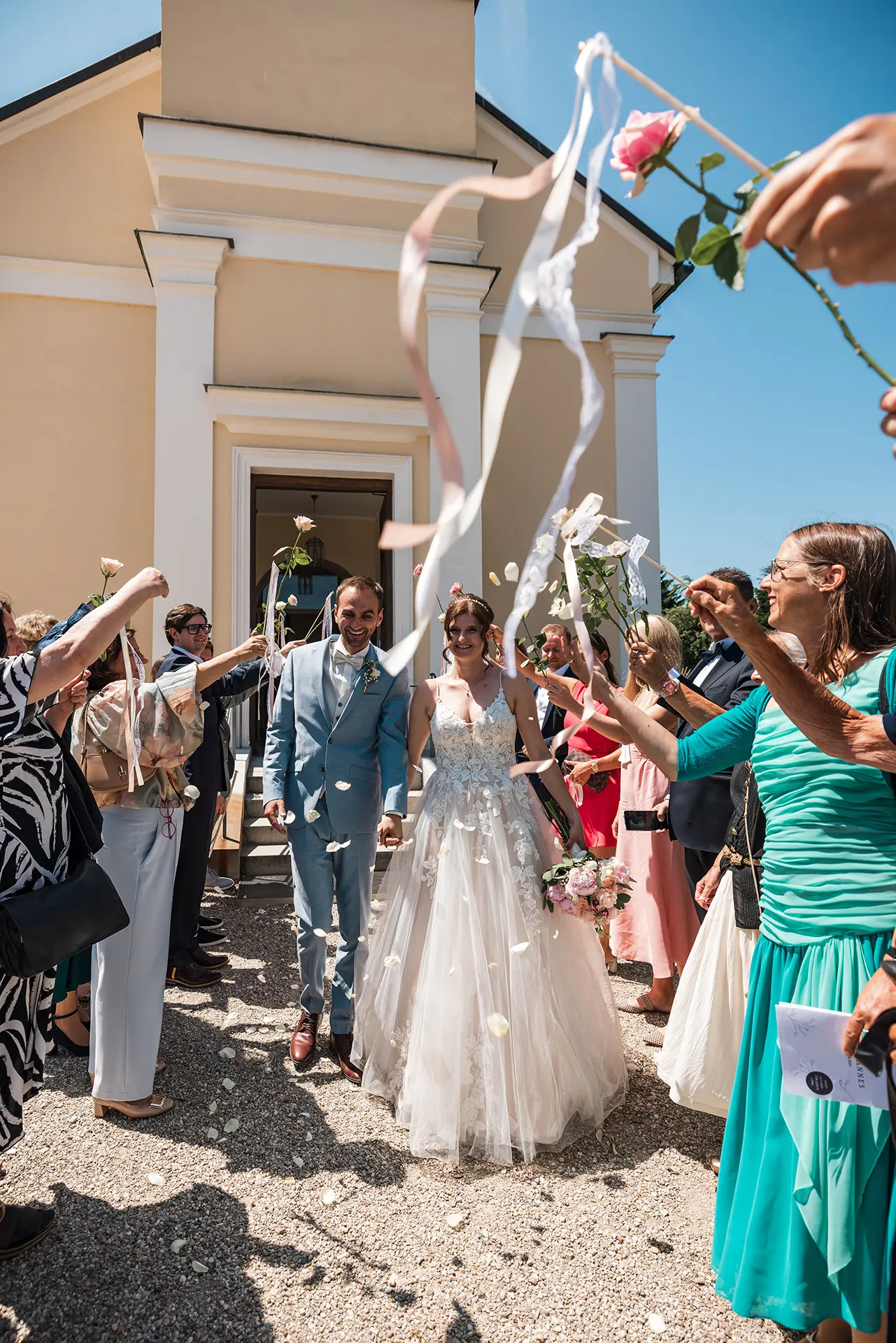 Hochzeitspaar feiert mit Gästen.