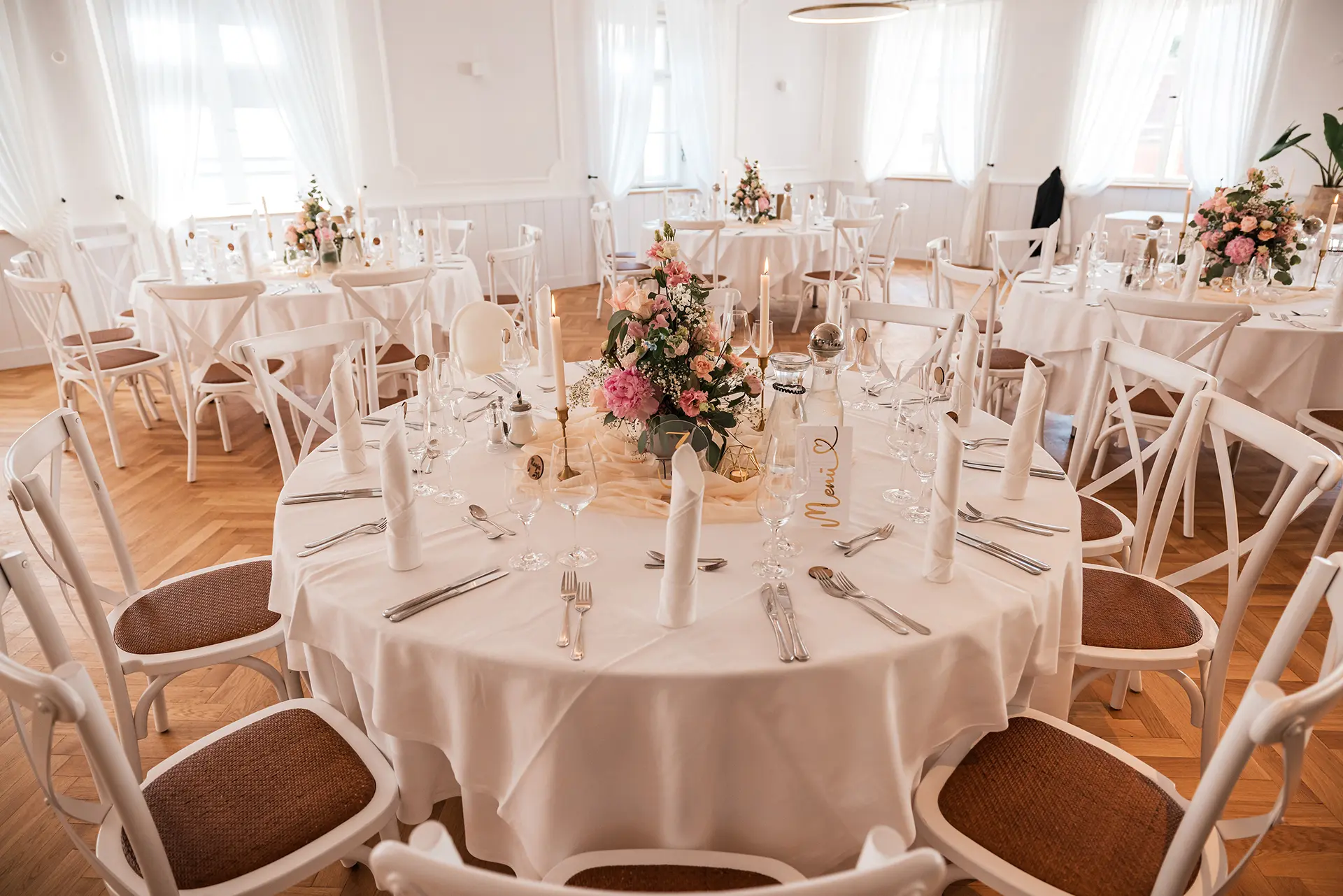 Elegante Hochzeitsdekoration mit Blumen