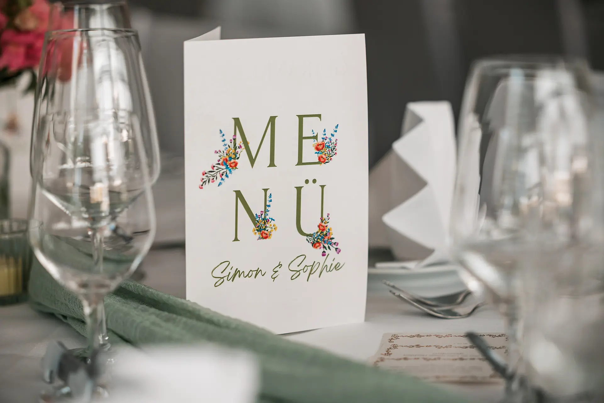 Elegante Menükarte für Hochzeitstisch