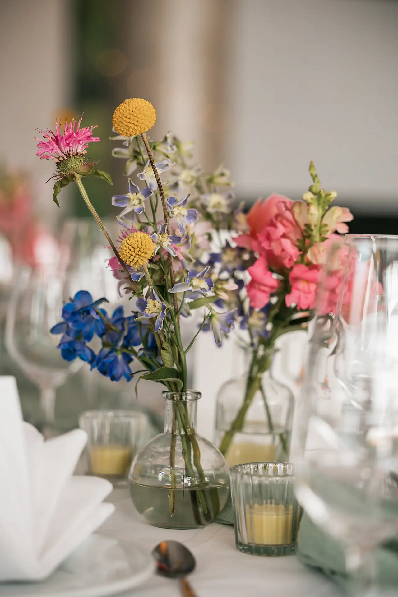 Bunte Blumen in eleganter Tischdekoration