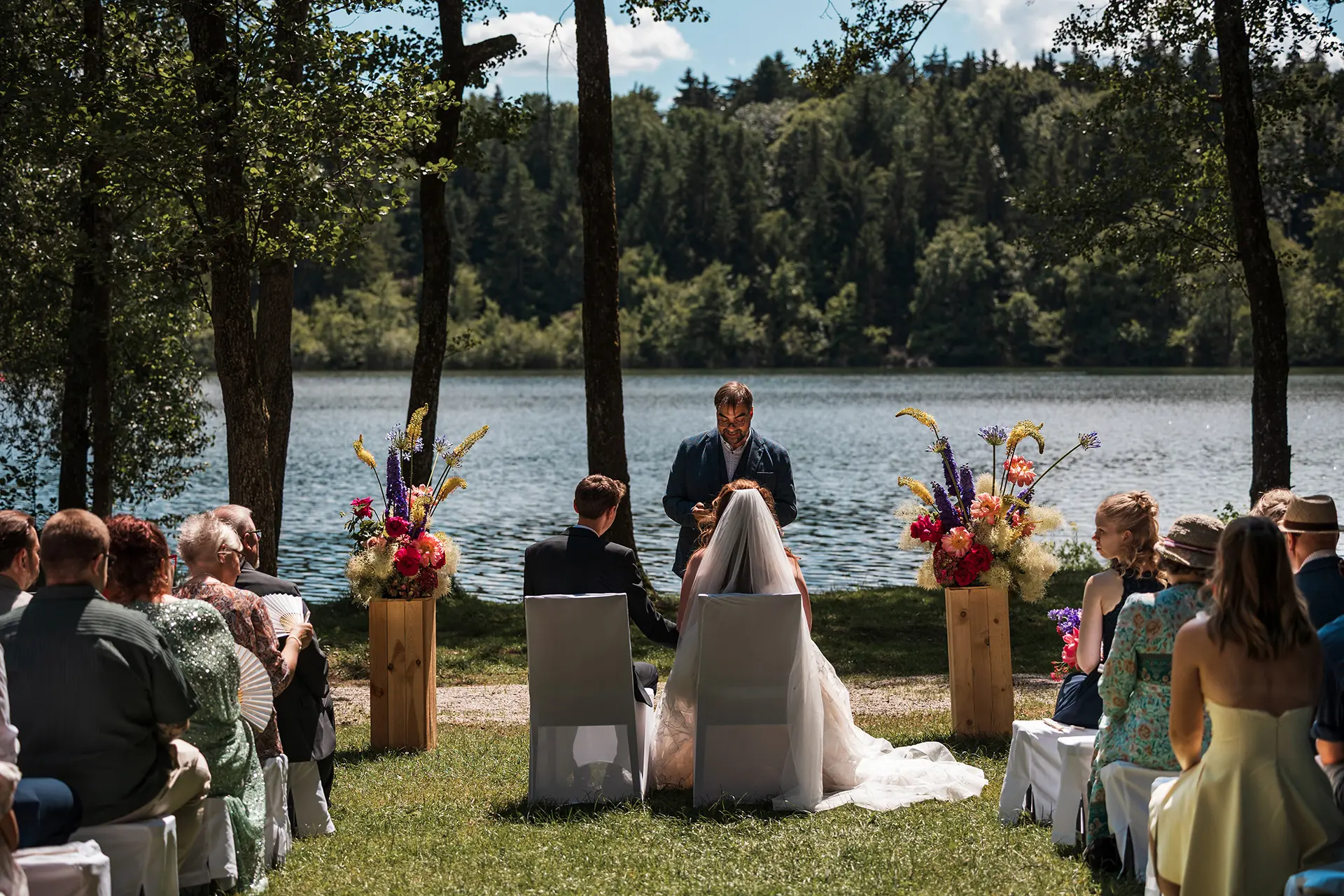 Hochzeit am See mit Blumenarrangements